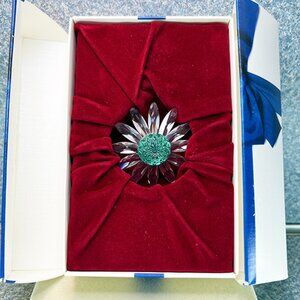 Swarovski Crystal Green Marguerite – New in Original Box